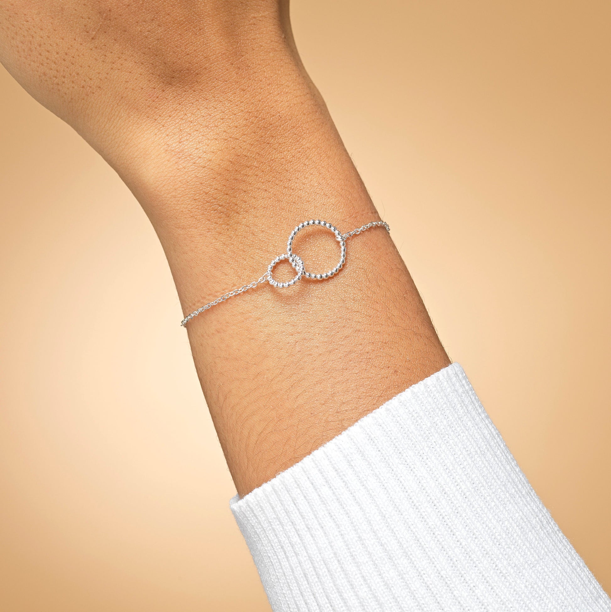 Timeless Sterling Silver Interlinked Circles Necklace – Perfect Gift for Your Bonus Daughter